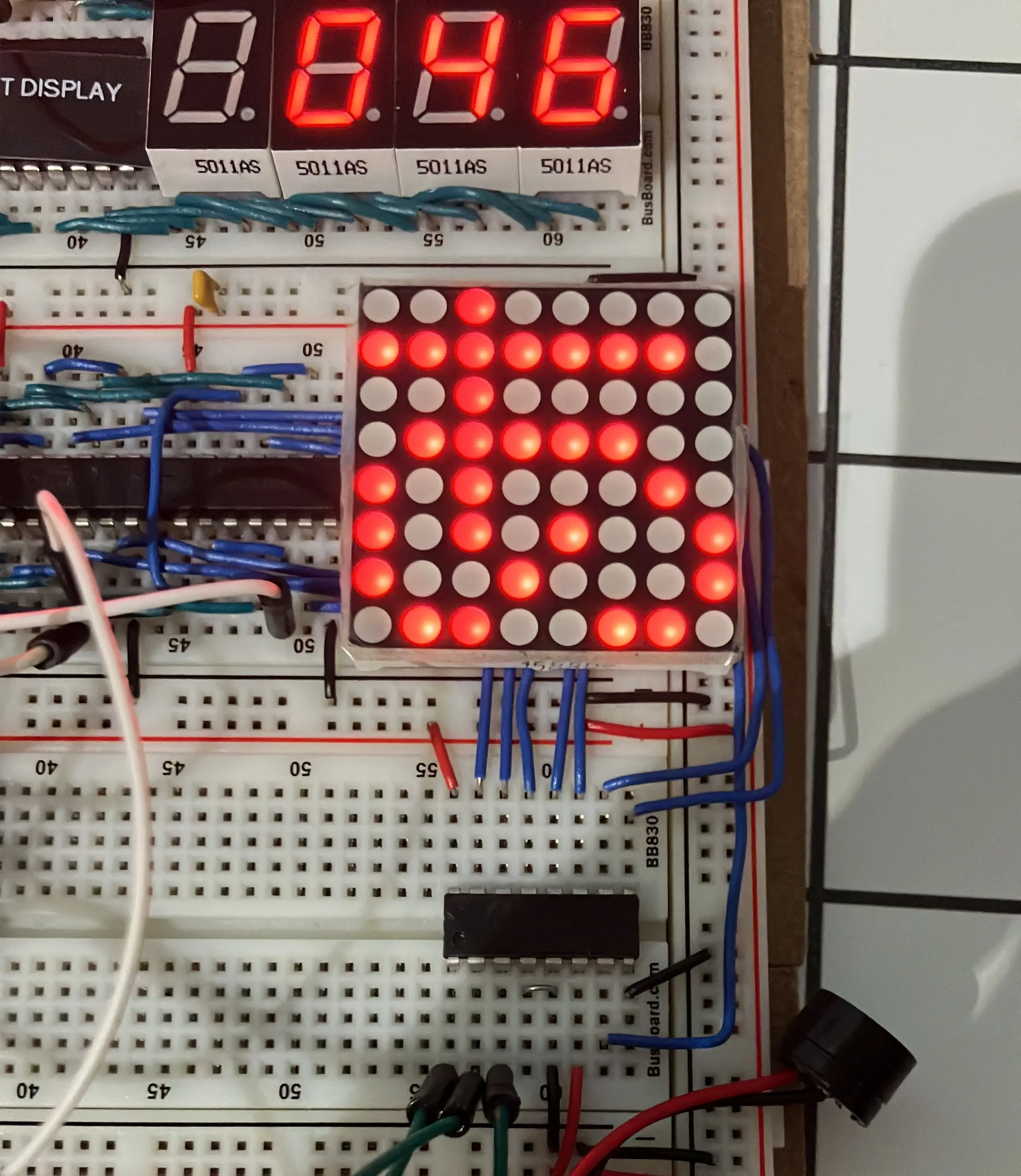 8x8 matrix displaying hiragana 'a'